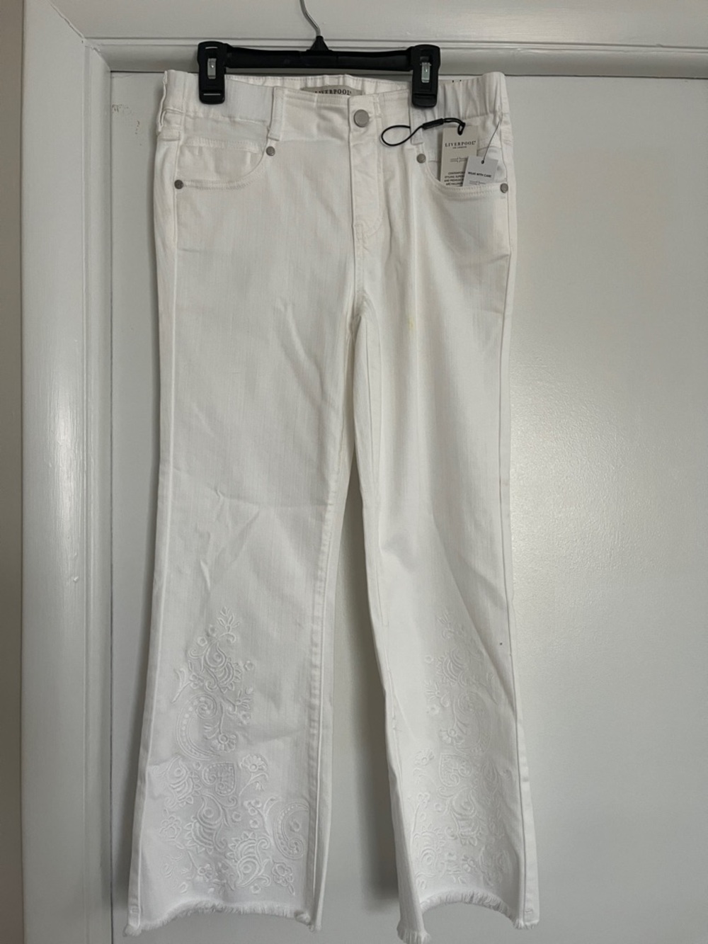 NWT Liverpool White Embroidered Flare Jeans. Size 2/26.